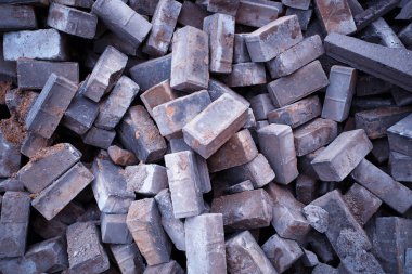 Arka planda beton sokak bloğu