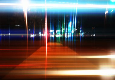 Gece otobanında yaya geçişi soyut bir arkaplan