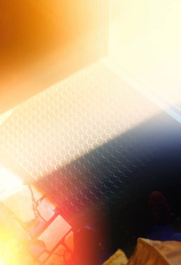 Arkaplanda dramatik ışık sızıntısı var.