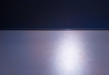 Mor tablo arkaplanının aydınlatılmış yüzeyi boş