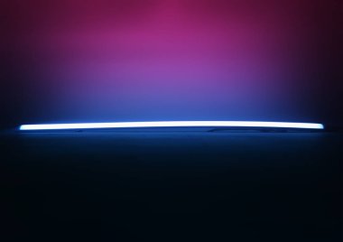 Gece kulübü soyut arka planında mavi ve pembe neon lamba