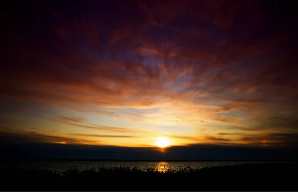 Coucher de soleil dramatique sur fond de paysage fluvial — Photo