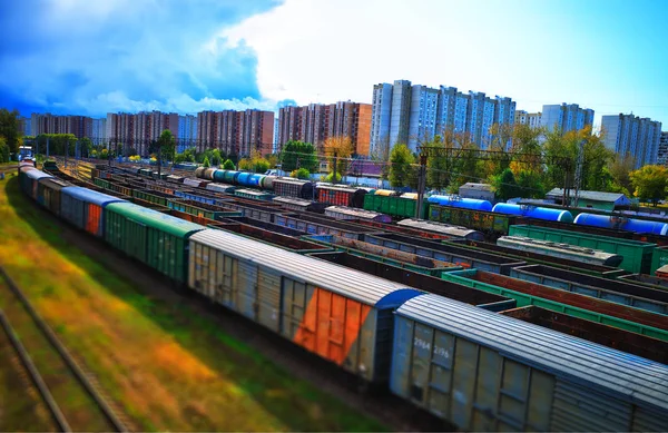 鉄道駅輸送の背景にカラフルな馬車 — ストック写真