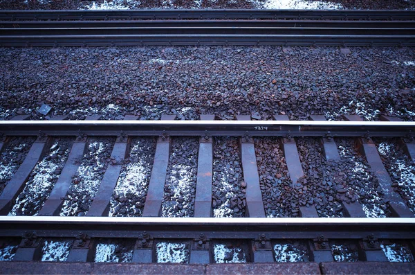 堤防を背景にした空の鉄道線路 — ストック写真