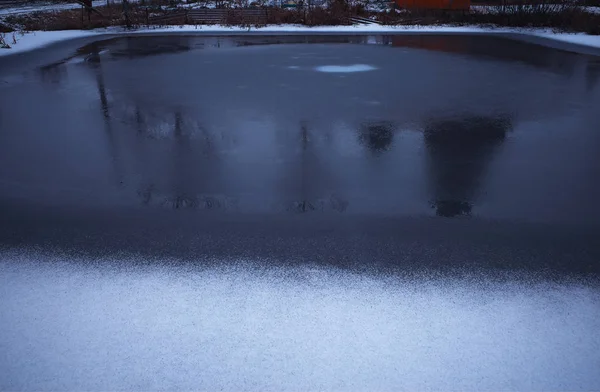 Покрытие пруда со льдом — стоковое фото