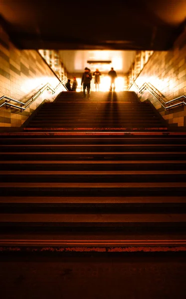 Raios de luz dramáticos iluminando andando fundo pessoas — Fotografia de Stock