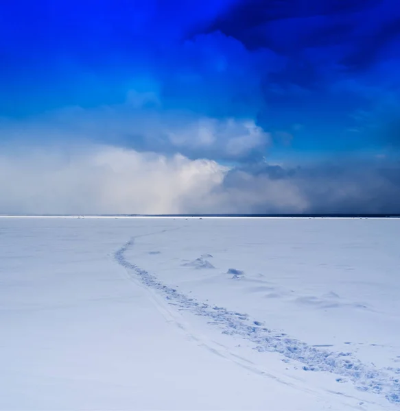 Noordse bevroren visvijverlandschap — Stockfoto
