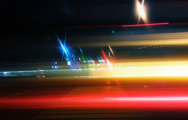 Lichte sporen van ruisende auto 's' s nachts snelweg achtergrond — Stockfoto
