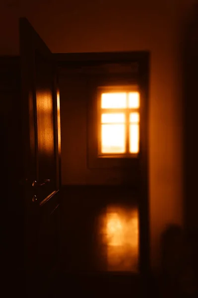 Porta aberta iluminada pelo cenário dramático da luz do pôr-do-sol — Fotografia de Stock