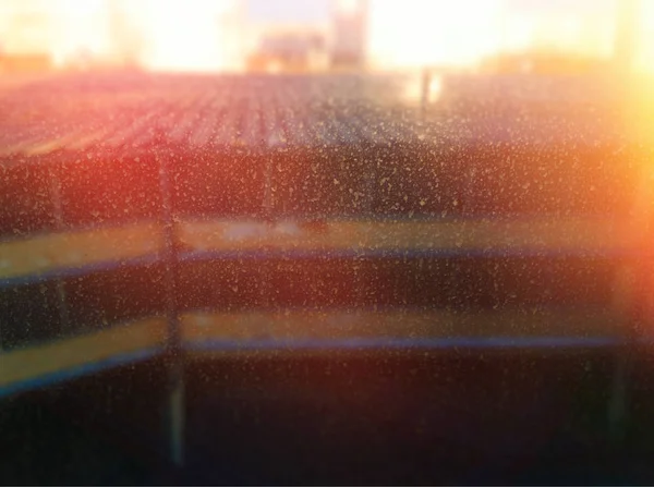 Kirli pencere arkaplanından sızan ışık — Stok fotoğraf