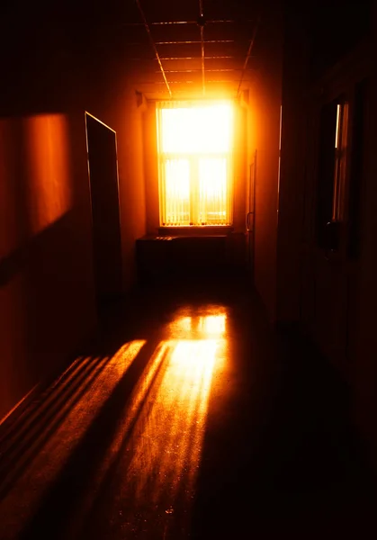 Fuga de luz dramática no fundo do corredor do escritório — Fotografia de Stock