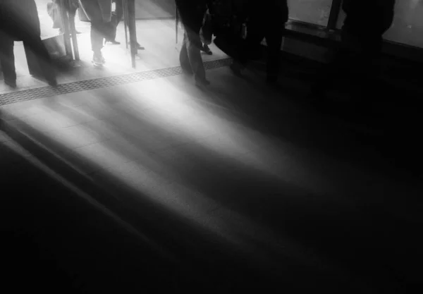 Dramatyczne promienie świetlne na tle wejścia do metra — Zdjęcie stockowe