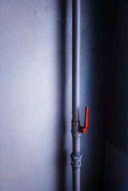 Kapatılmış kırmızı su borusu değiştirici nesne arkaplanı