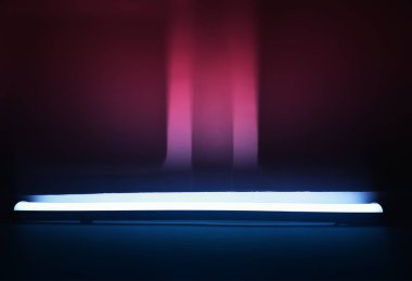 Pembe ve mavi neon lamba aydınlatma arkaplanı