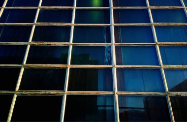 Eski fabrika arka planında dramatik sanayi pencereleri