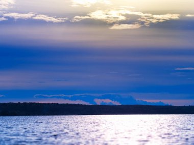 Nehir kenarında dramatik pembe gün batımı