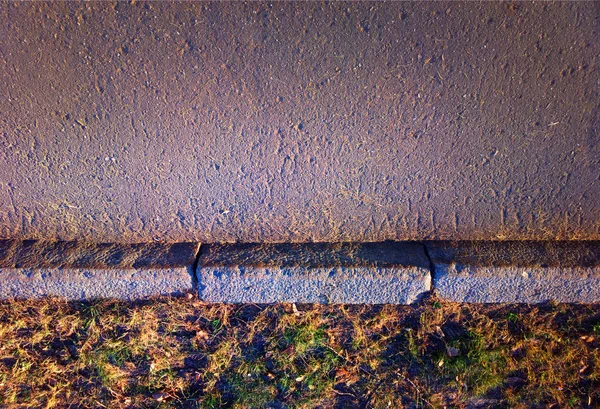 Тротуар граничит с текстурой улицы — стоковое фото