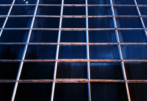 Dramatische Industriefenster mit altem Fabrikhintergrund — Stockfoto