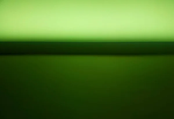 Baixo ângulo neon verde quarto parede fundo — Fotografia de Stock