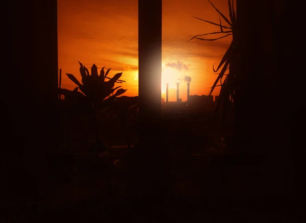 Ofis penceresinden dramatik endüstriyel gün batımı — Stok fotoğraf