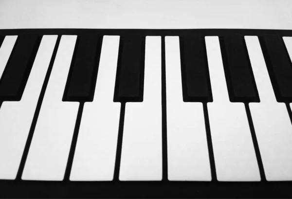 Clés piano noir et blanc fond — Photo