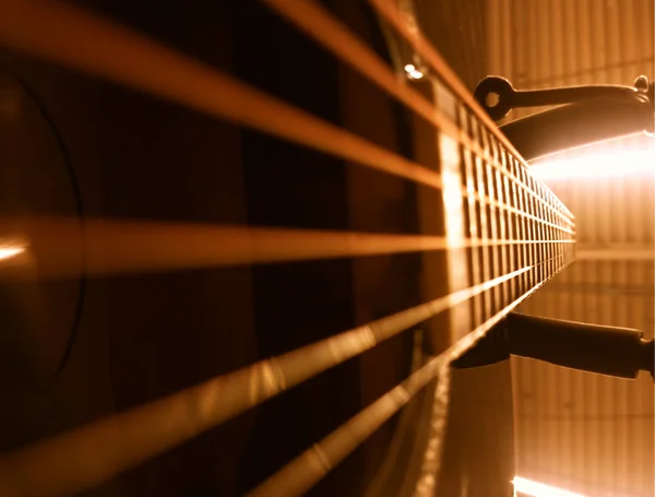 Guitare doigt-board cou avec fond bokeh dramatique — Photo