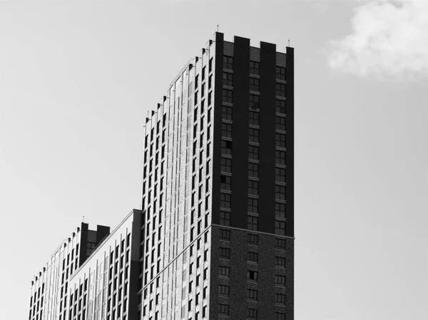 Schwarz-weißes modernes Gebäude vor Moskauer Architekturkulisse — Stockfoto