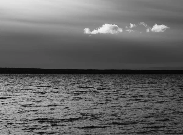 Kuzey nehri arka planında siyah beyaz gün batımı — Stok fotoğraf