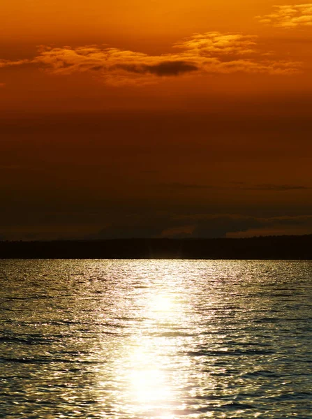 Coucher de soleil brûlant sur fond de paysage fluvial du soir — Photo