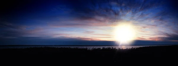 Coucher de soleil dramatique sur fond panorama rivière soir — Photo