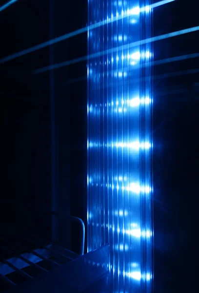 LED 조명 배경 이 있는 시원 한 맥주 냉장고 스톡 사진