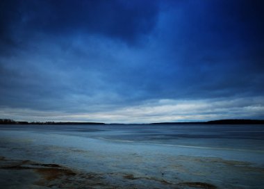 İlkbahar kuzey nehri manzarası