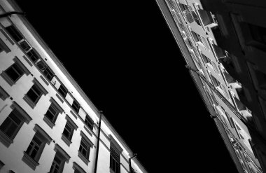 Yukarı doğru görünen siyah ve beyaz köşegen binalar