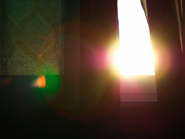 Yeşil perde arka planında dramatik ışık sızıntısı