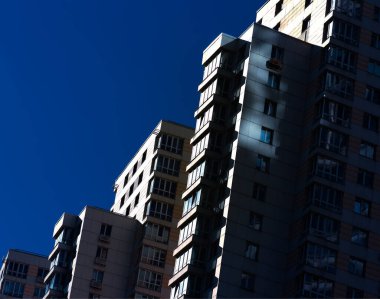 Dramatik eğimli yüksek mimari arkaplan