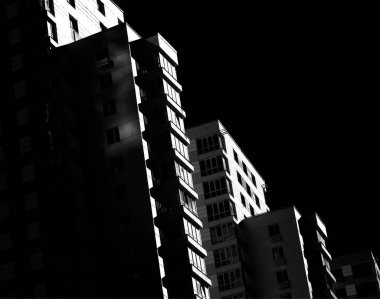 Şeytani, eğimli gökdelen mimarisi arka planı