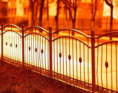 Gün batımı arkaplanı boyunca yol çiti