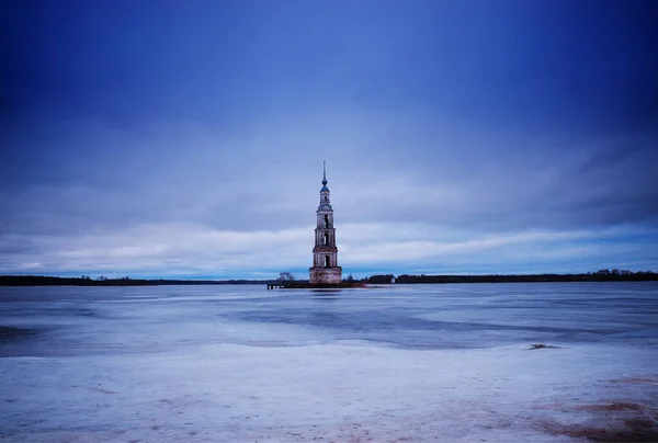 Dramatisk Klocktorn Kyrka Arkitektur Bakgrund — Stockfoto