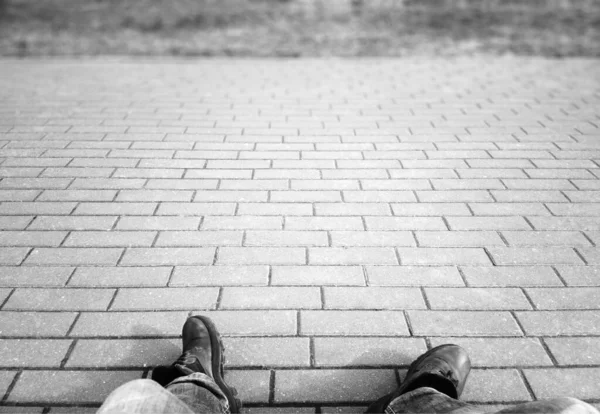 Schwarzweiß Hobo Sitzt Auf Dem Straßenhintergrund — Stockfoto