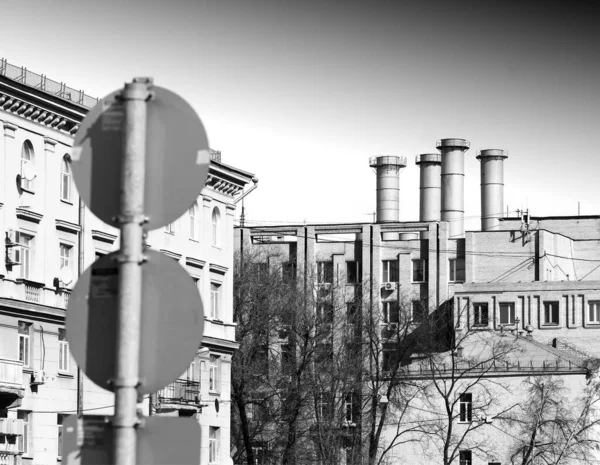 Black White Urban Chimneys Road Sign Backdrop — Stock Photo, Image