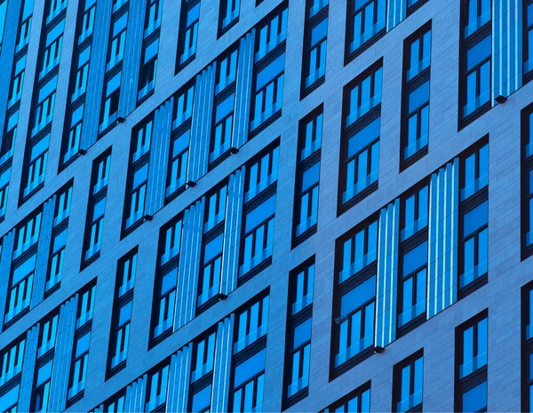 Diagonale Blauwe Ramen Van Kantoorgebouw — Stockfoto