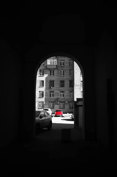 Coche Rojo Bajo Fondo Arco Blanco Negro — Foto de Stock