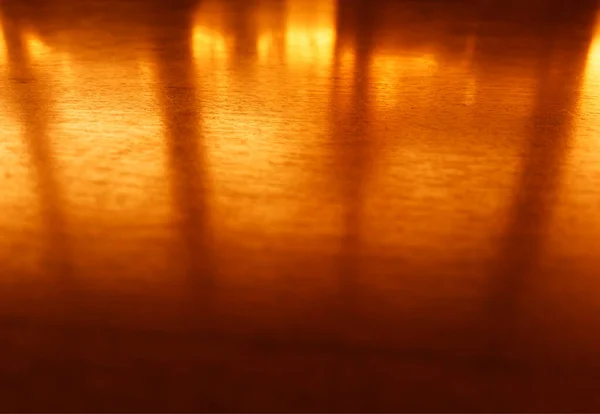 ヴィンテージテーブルの表面に劇的な太陽の反射 — ストック写真