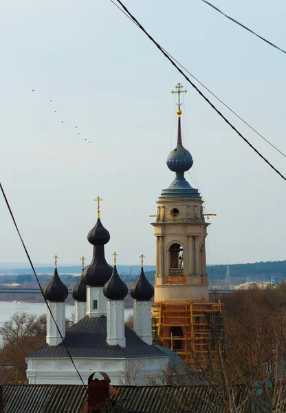 教堂周围环绕着城市铁丝网 — 图库照片