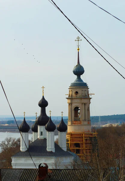 Eglise Entourée Fils Urbains Fond — Photo