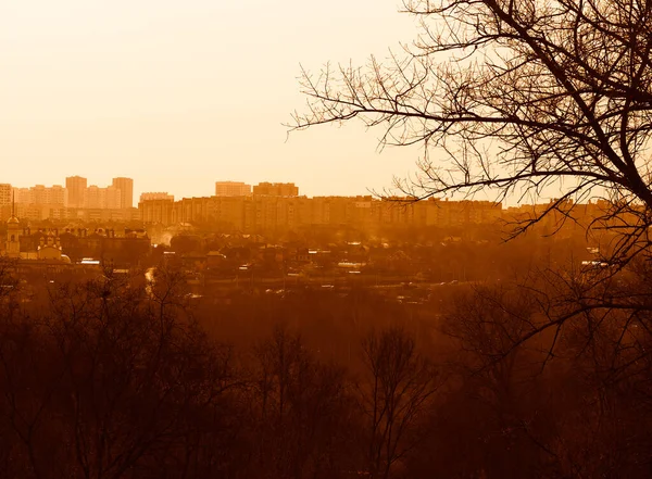 春の夕日を背景にした工業都市 — ストック写真