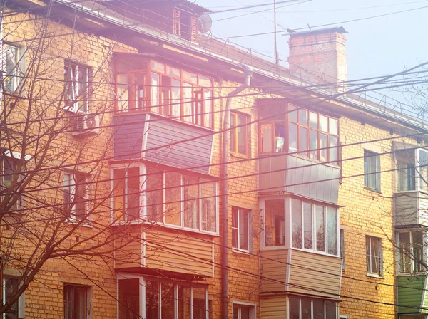 都市郊外の古典的なロシアの建物の背景 — ストック写真