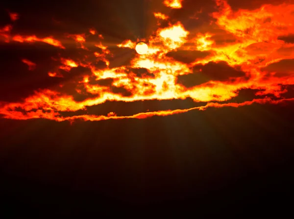 Rayos Luz Atardecer Con Nubes Oscuras Fondo — Foto de Stock