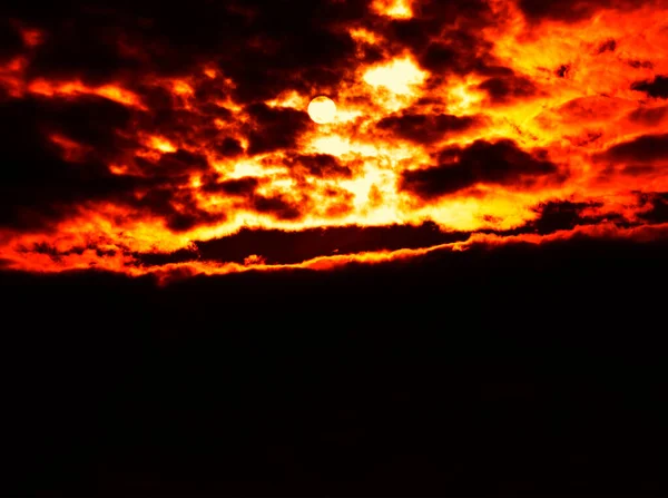 Brandende Zonsondergang Met Wolken Grote Hoogte Achtergrond — Stockfoto