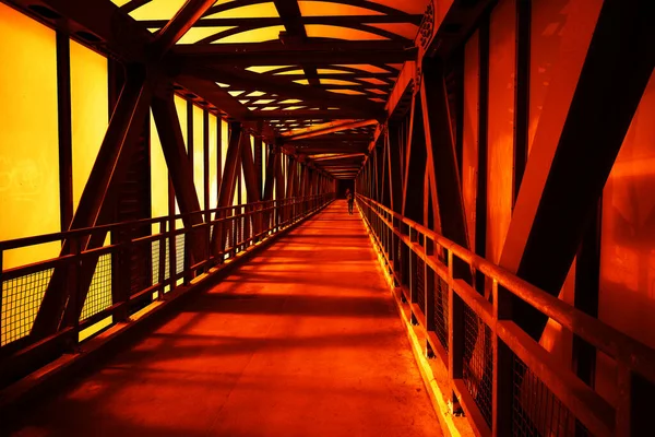 Чоловік Перетинає Міський Міст Під Час Заходу Сонця Ліцензійні Стокові Фото